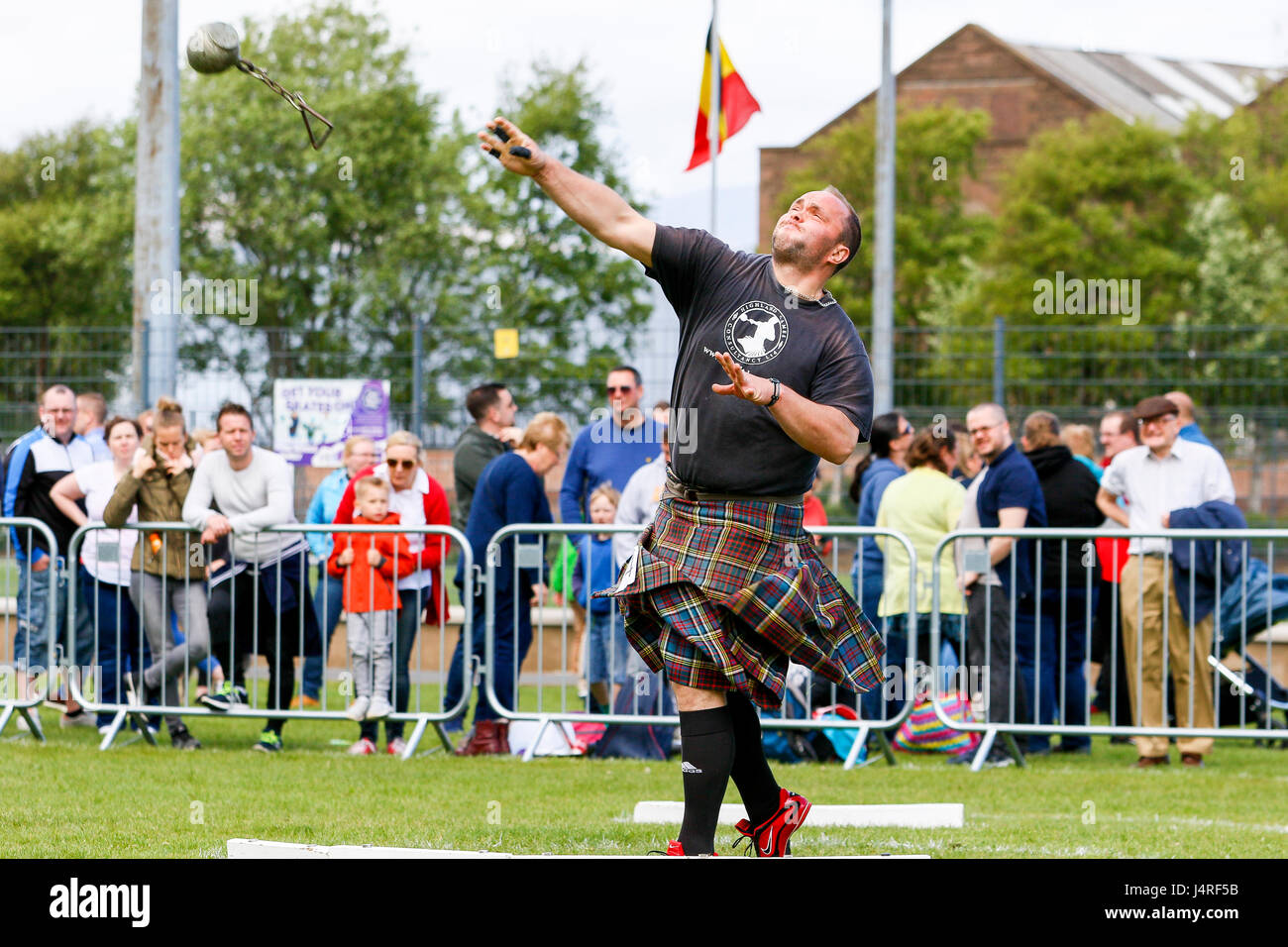 Glasgow, Vereinigtes Königreich. 14. Mai 2017. Gourock Highland Games fand mit Hunderten von Trommler und Pfeifer, "Schwergewichte" und Highland Dancers aus über dem Land kommen, um in die ersten Spiele der Saison antreten. Dies ist ein wichtiges Datum in der schottischen Kalender, wie es die ersten Spiele nach dem Winter und eine Chance, traditionelle schottische Sport, Musik und Tanz zu feiern. Bildnachweis: Findlay/Alamy Live-Nachrichten Stockfoto