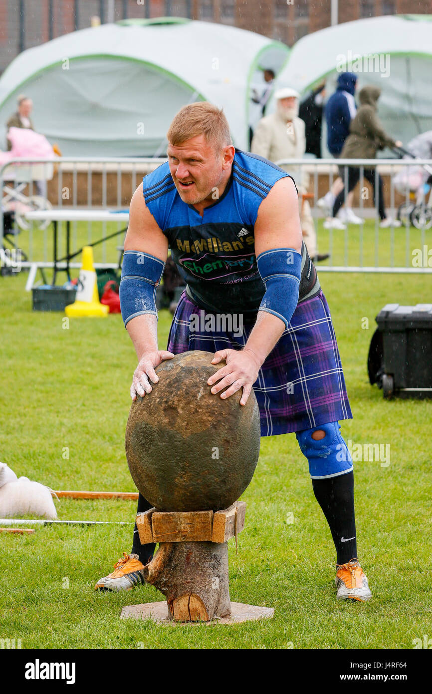 Glasgow, Vereinigtes Königreich. 14. Mai 2017. Gourock Highland Games fand mit Hunderten von Trommler und Pfeifer, "Schwergewichte" und Highland Dancers aus über dem Land kommen, um in die ersten Spiele der Saison antreten. Dies ist ein wichtiges Datum in der schottischen Kalender, wie es die ersten Spiele nach dem Winter und eine Chance, traditionelle schottische Sport, Musik und Tanz zu feiern. Bildnachweis: Findlay/Alamy Live-Nachrichten Stockfoto