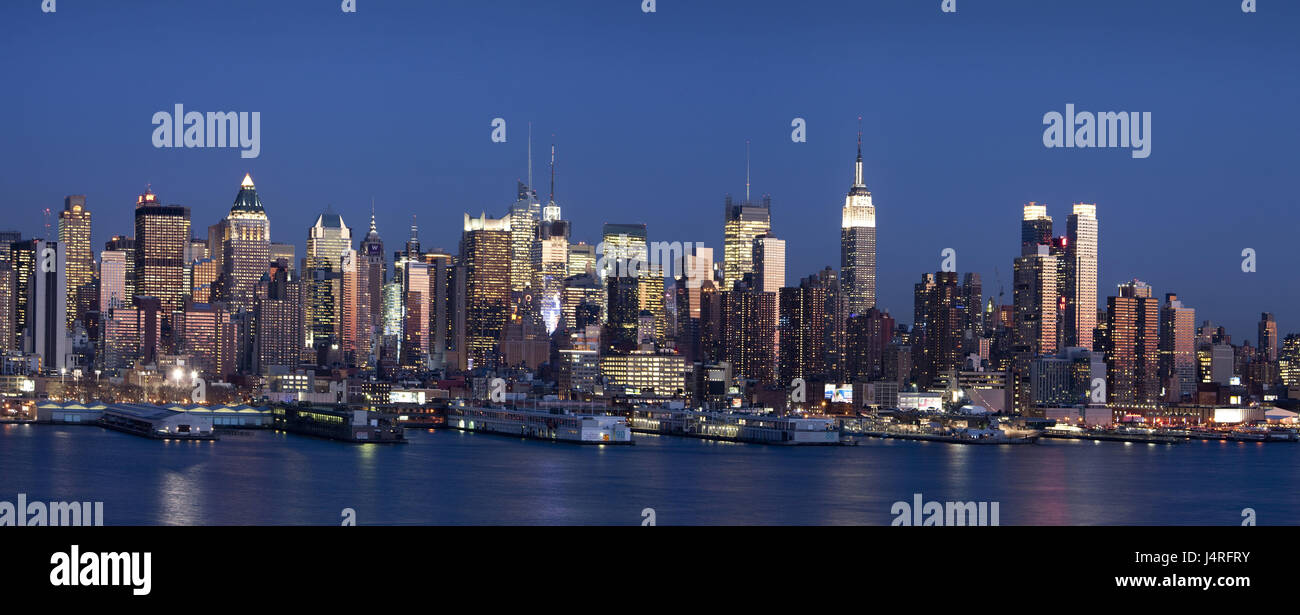 USA, New York City, Panorama, Midtown Manhattan, Skyline, Hudson River, Lichter, Abend, Stockfoto