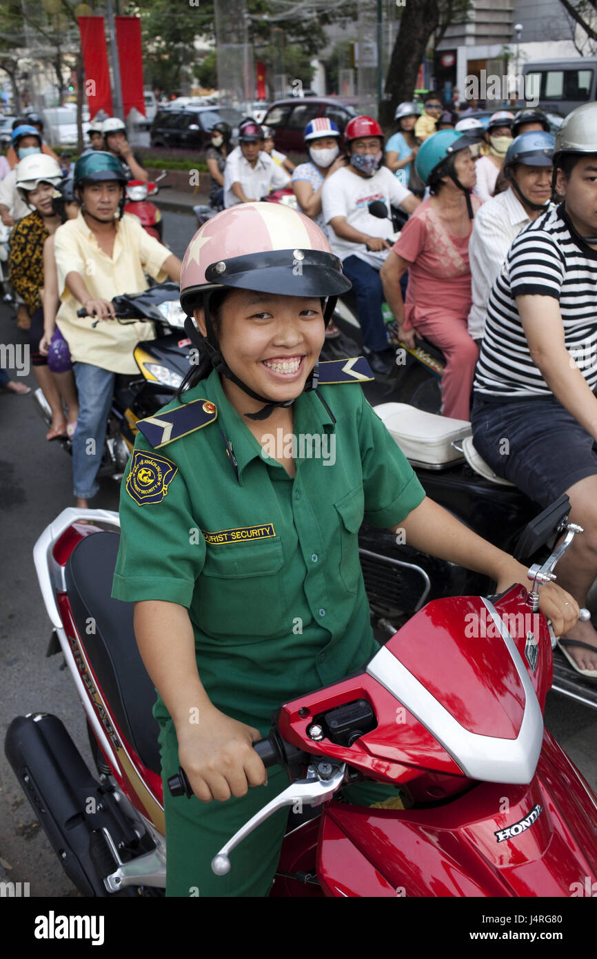 Vietnam, Ho-Chi-Minh-Stadt, Motorrad, Verkehr, Frau, Lächeln, Uniform, keine Model-Release, Stockfoto