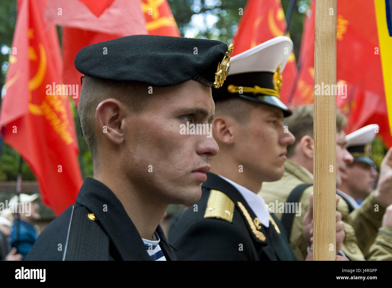 Soldaten der ukrainischen Armee mit der Felge absetzen im Tag des Sieges am 9. Mai in Simferopol, Lauffläche, kein Model-Release, Stockfoto Soldaten der ukrainischen Armee mit der Felge absetzen im Tag des Sieges am 9. Mai in Simferopol, Lauffläche, kein Model-Release, Stockfoto