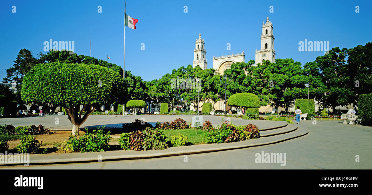 Mexiko, Yucatan, Merida, Kathedrale, Park, Kirche, Türme, Park, Bäume, Sträucher, grün, Flagge, Person, Stockfoto