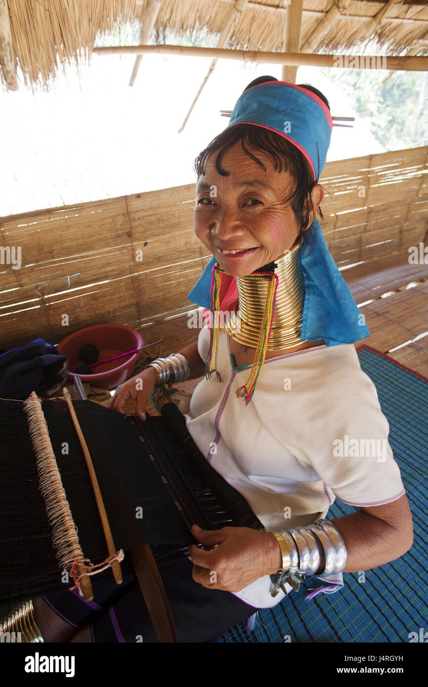 Thailand, goldene oben, Chiang Mai, Long Neck Karen Bergvolk, Padaung Frau, Webstuhl, sitzen, Lächeln, halbe Porträt, kein Model-Release, Stockfoto