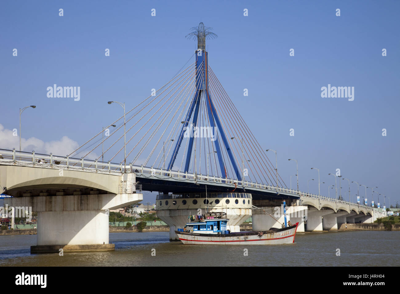 Vietnam, Danang, Song Han Brücke und Han Fluss, Schiff, Stockfoto