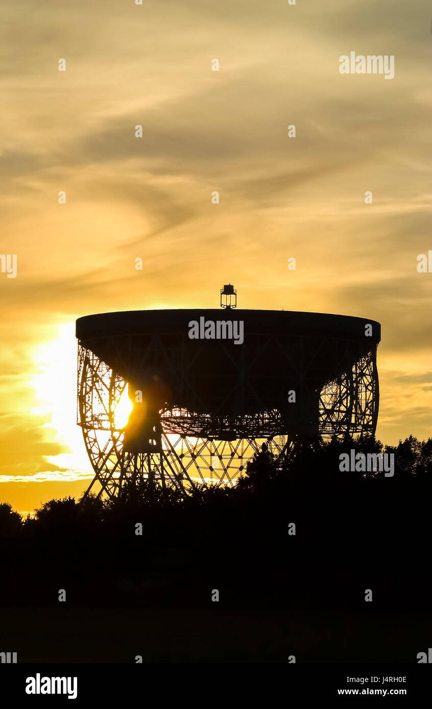 Sonnenuntergang an der Manchester University Jodrell Bank Teleskope in Goostrey. Stockfoto
