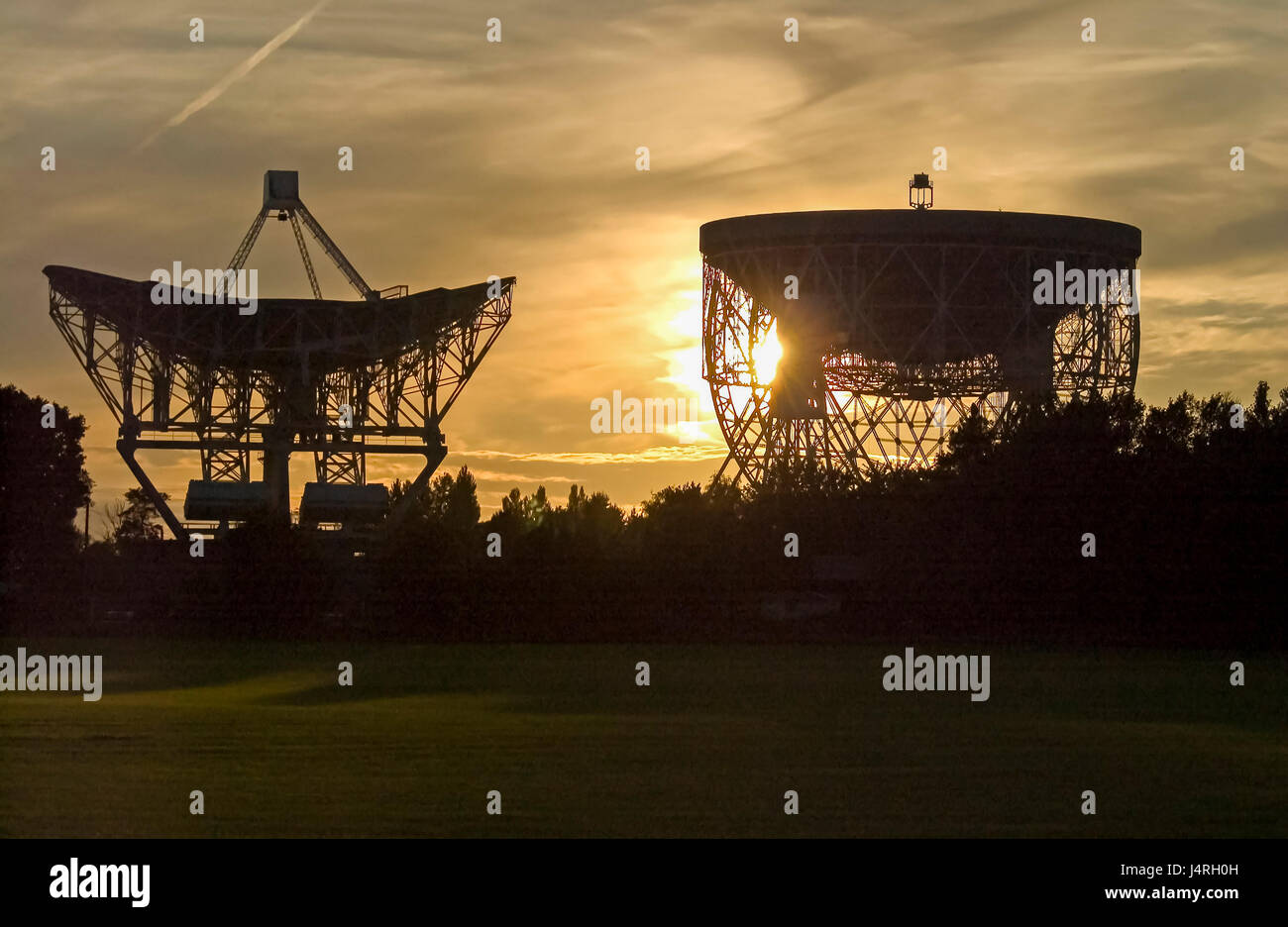 Sonnenuntergang an der Manchester University Jodrell Bank Teleskope in Goostrey. Stockfoto