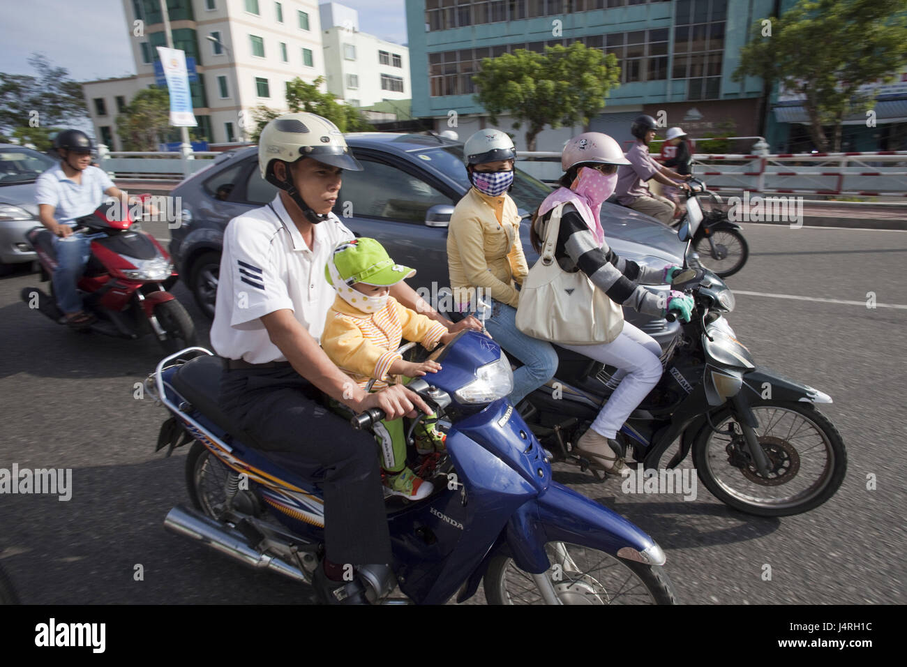 Vietnam, Danang, Motorräder, Menschen, Helm, Maske, kein Model-Release, Stockfoto