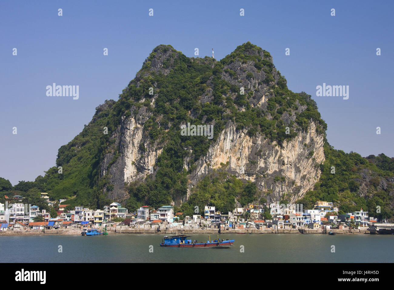 Vietnam, Halong Bay, Rock, Strand, lokale Ansicht, Stiefel, Stockfoto