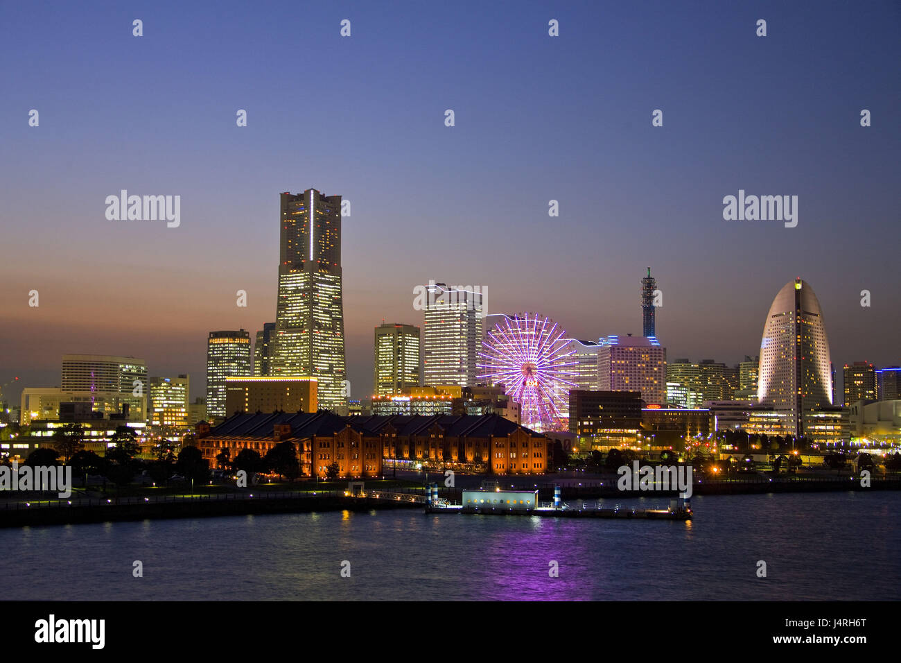 Japan, Yokohama, Blick auf die Stadt, Hochhäuser, Land Mark Tower, Beleuchtung, Abend, Stockfoto