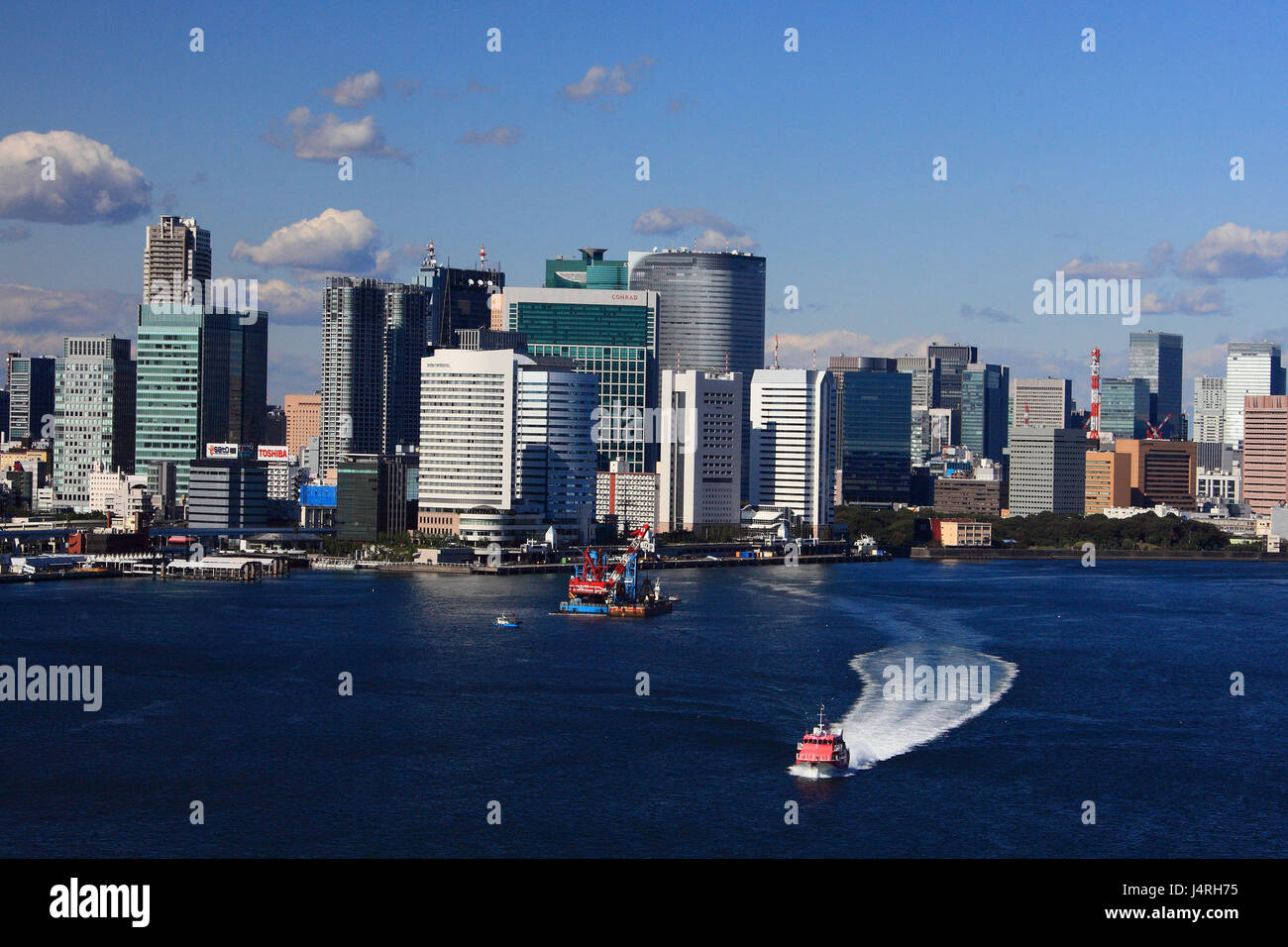 Japan, Tokyo, Tokyo Bay, Shimbashi District, Blick auf die Stadt, Stiefel, Stockfoto