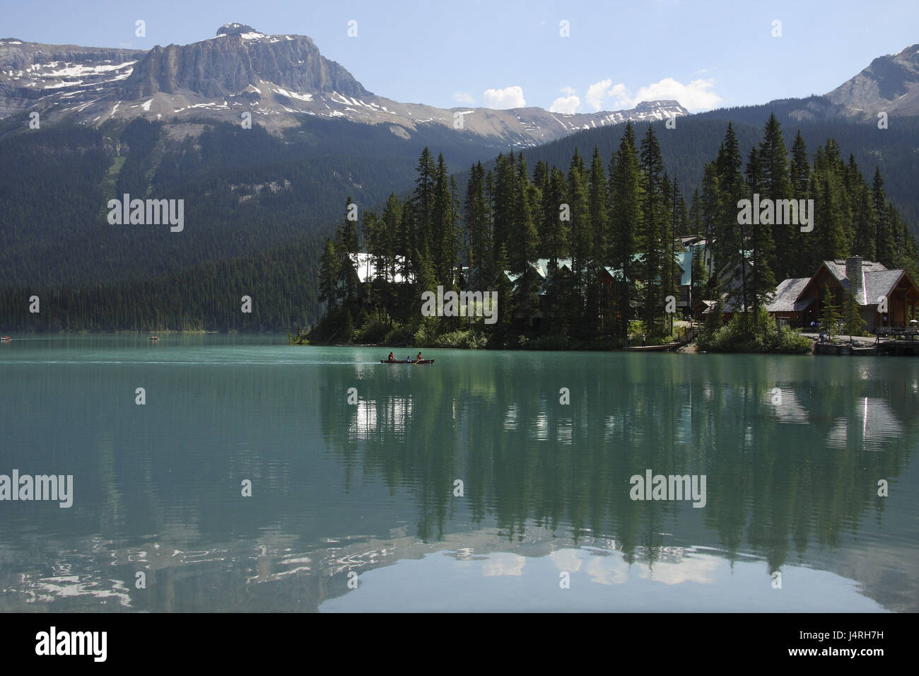 See, Türkis, leise, Spiegelung, Kanu, Menschen, drei, Paddel, Insel, Ferien Anlage, Horizont, Gebirge, Wald, Kanada, Provinz British Columbia, Yoho National park, Rocky Mountains, Emerald Lake, Emerald Lake Lodge, kein Model-Release Stockfoto