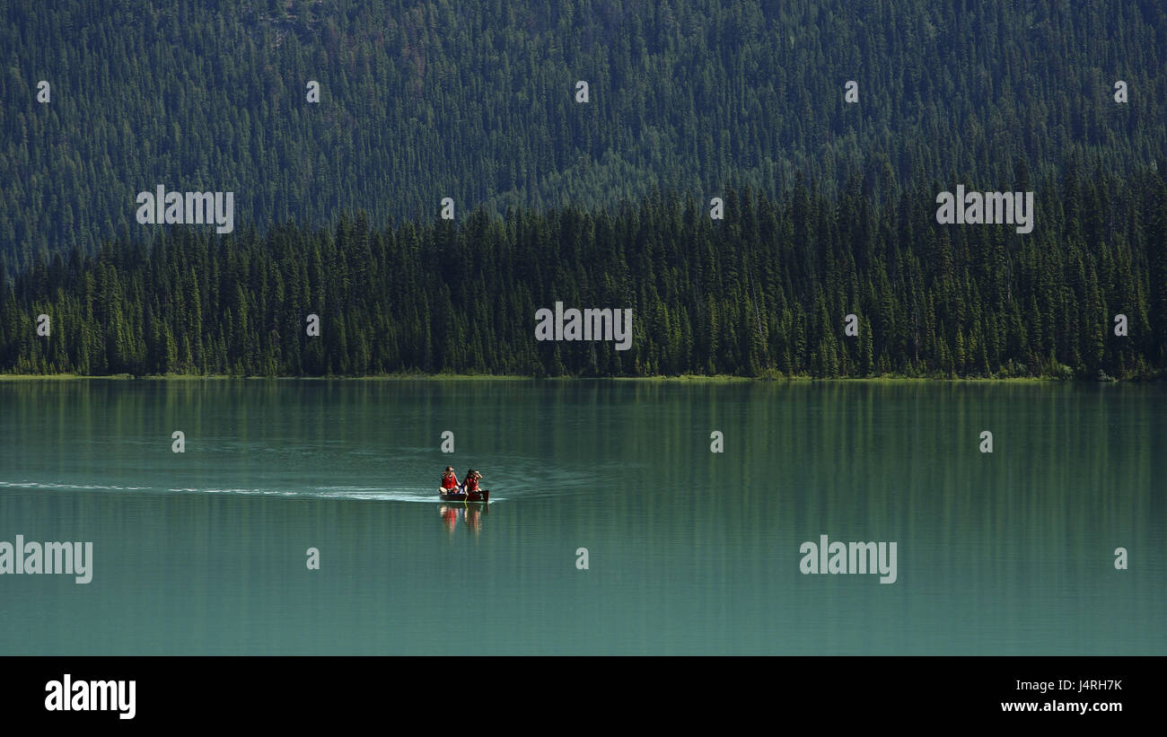 See, Türkis, leise, Spiegelung, Kanu, zwei Menschen, Paddeln, Ufer, bewaldet, Farbe, tuning, Kanada, Provinz British Columbia, Yoho National park, Rocky Mountains, Emerald Lake, Emerald Lake Lodge, kein Model-Release Stockfoto