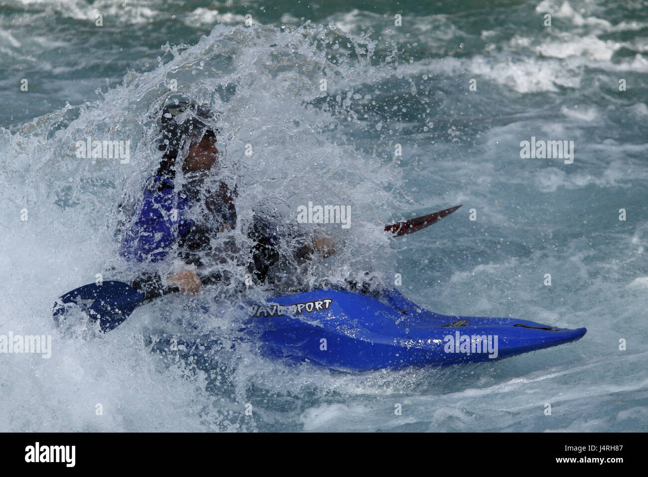 Kajakfahrer, Paddel, Torrent, Aktion, Strahlwasser, Sportfotografie, Moment, Schweiz, Thun, in der Thuner-Schleuse, keine Model-Freigabe, keine Property-Release Stockfoto