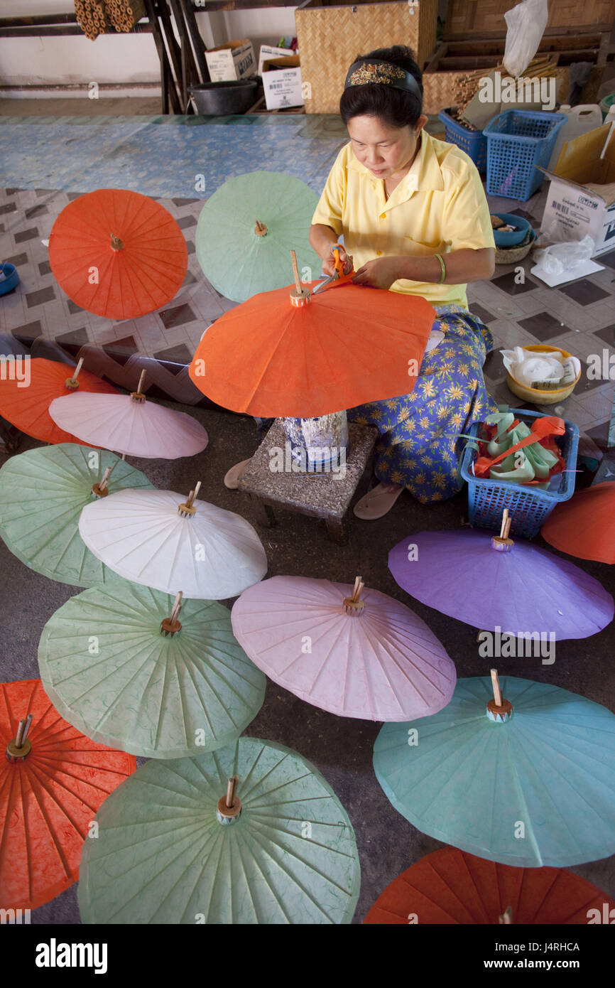 Thailand, Chiang Mai, Bo Song Umbrella Dorf, Frau, Produktion, Papier-Bildschirme, kein Model-Release Stockfoto