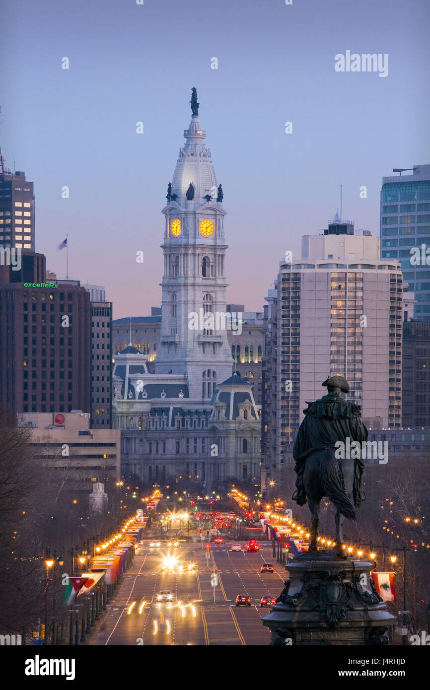USA, Philadelphia City, Rathaus, Benjamin Franklin Parkway, Lichter, Abend, Stockfoto