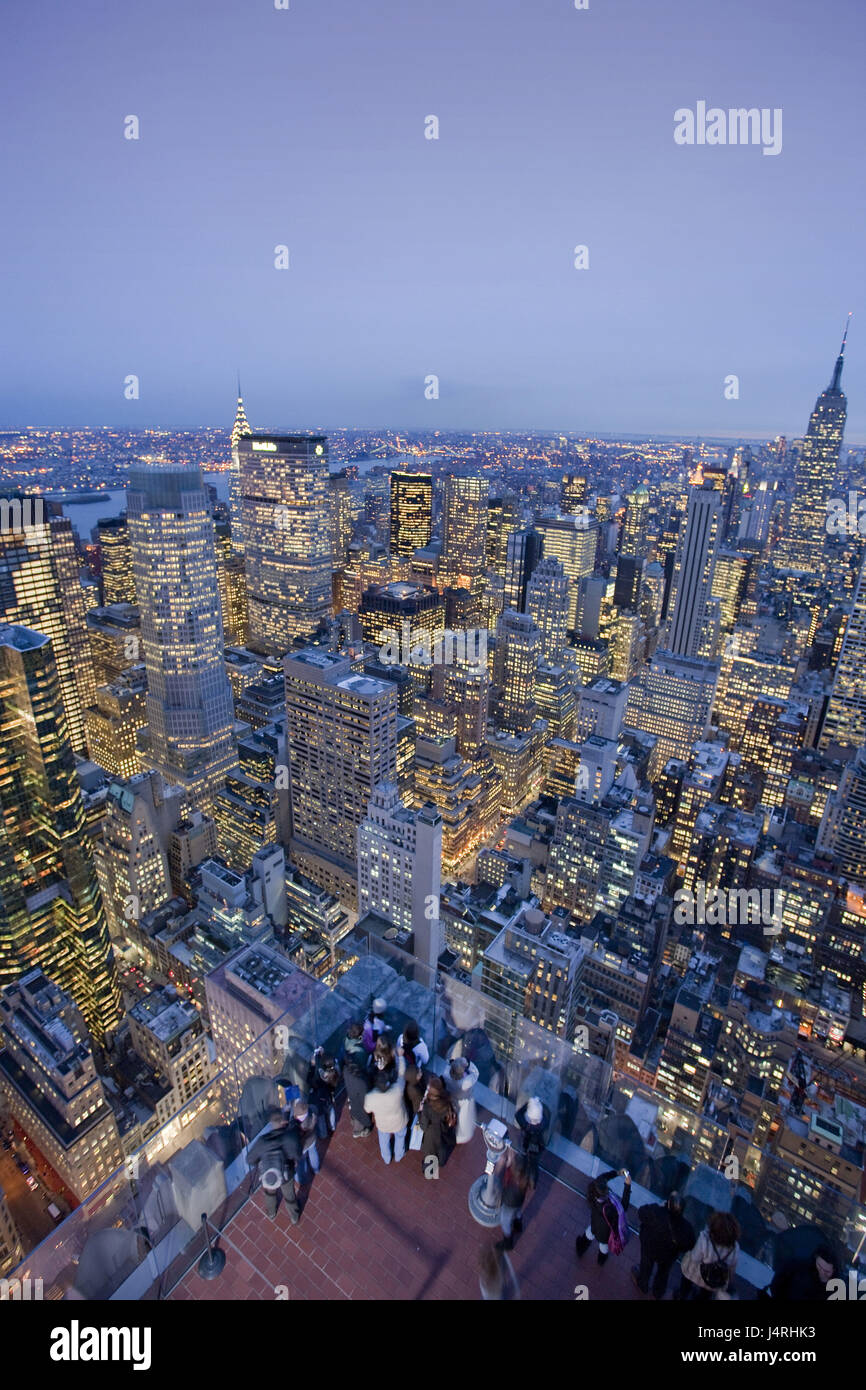 USA, New York City, Midtown, Manhattan, Blick auf die Stadt, Rockefeller Center, Suche, Tourist, Abend, Stockfoto