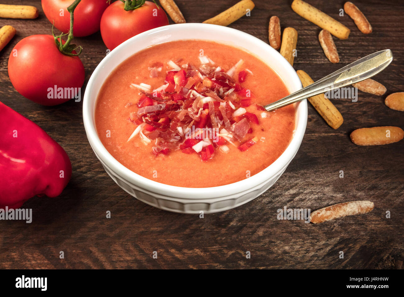 Foto von Gazpacho, traditionelle spanische Suppe, mit Tomaten, Paprika ...