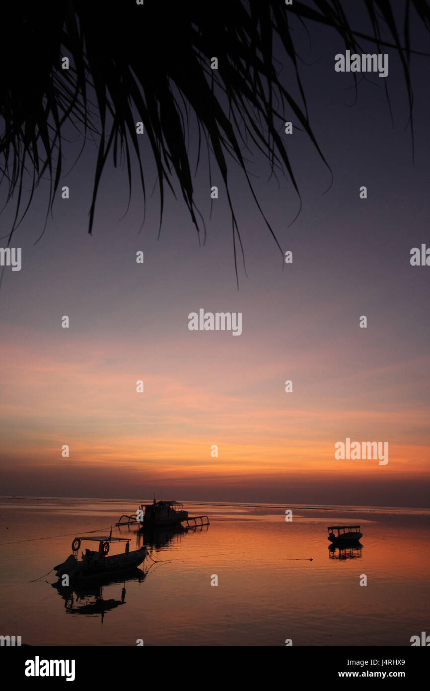 Indonesien, Bali, Insel Nusa Lembongan, Landschaft, Natur, Meer, Küste, Abend, Abenddämmerung, Nachleuchten, Silhouette, Stockfoto