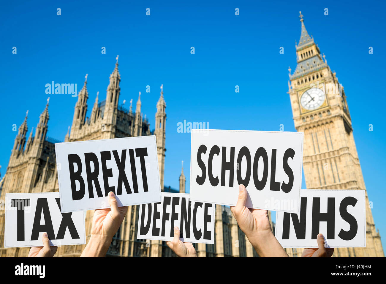 Wahl-Zeichen, die moderne britische soziales protestieren wie Austritt, Steuern, Bildung, Verteidigung, Gesundheit auf die Houses of Parliament, Westminster London Stockfoto