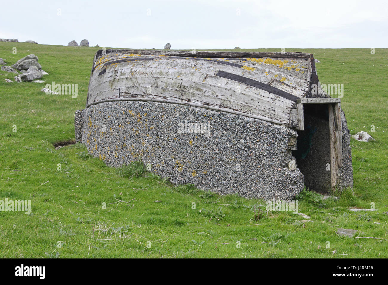 Tierheim mit Boot verwendet als Dach, West Burra, Shetland, Scotland, UK Stockfoto