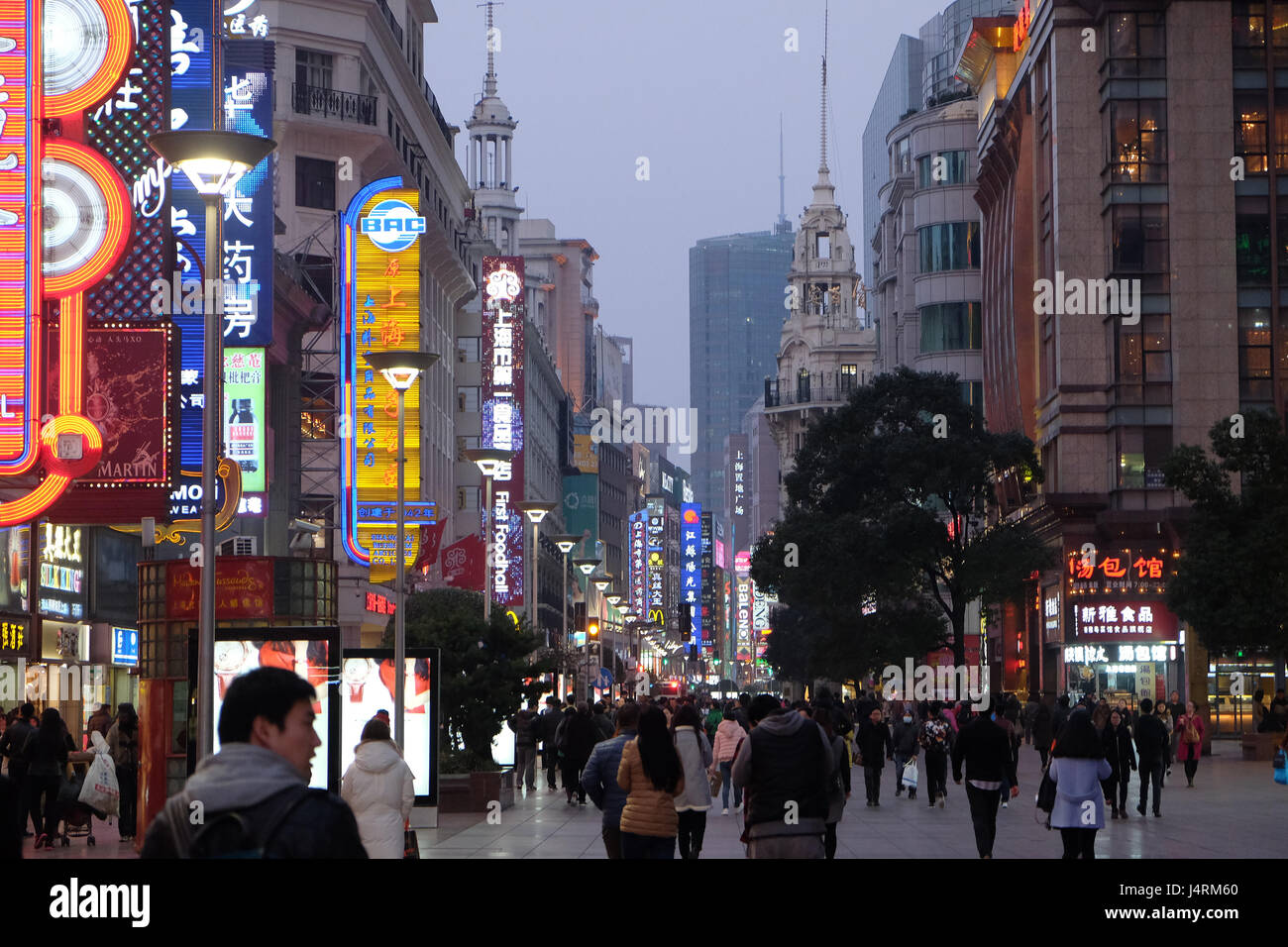 Neon-Schilder beleuchtet an der Nanjing Road. Die Gegend ist das wichtigste Einkaufsviertel in Shanghai, China Stockfoto