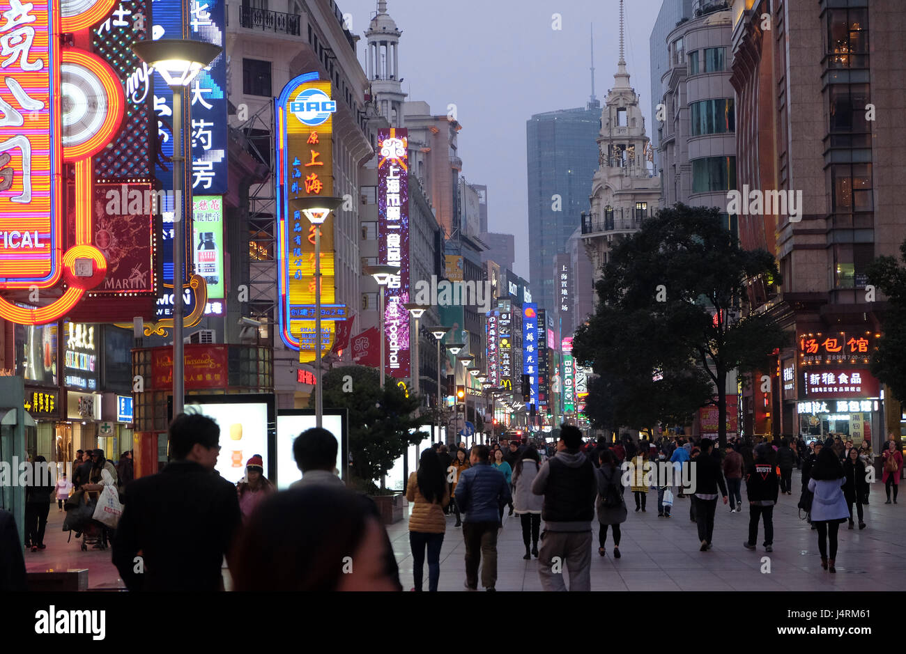 Neon-Schilder beleuchtet an der Nanjing Road. Die Gegend ist das wichtigste Einkaufsviertel in Shanghai, China Stockfoto
