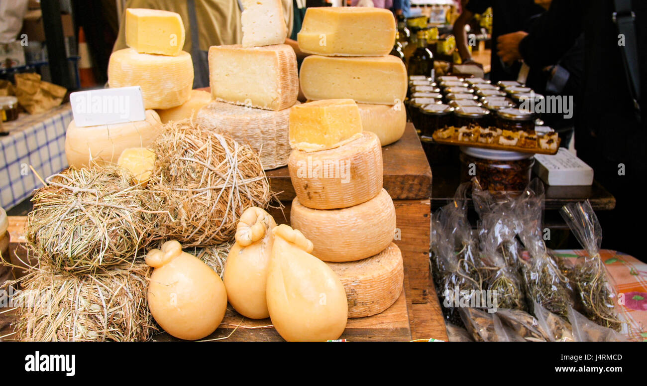 Anzeige mehrerer verschiedener italienischer Käse in einen Lebensmittelmarkt Stockfoto