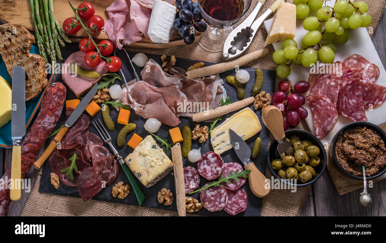 Top-down-Sicht auf eine Platte mit Wurst (Wurst), Schinken, Salami, Pastete und Käse Stockfoto