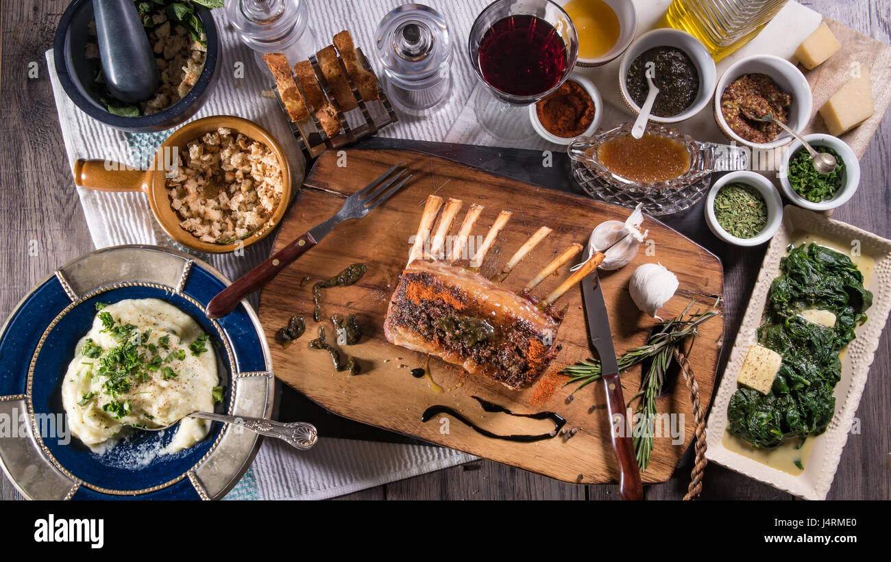 Top-down-Ansicht eines Racks Lamm mit Käserand Minze-Sauce, mit Spinat und Kartoffelpüree Stockfoto