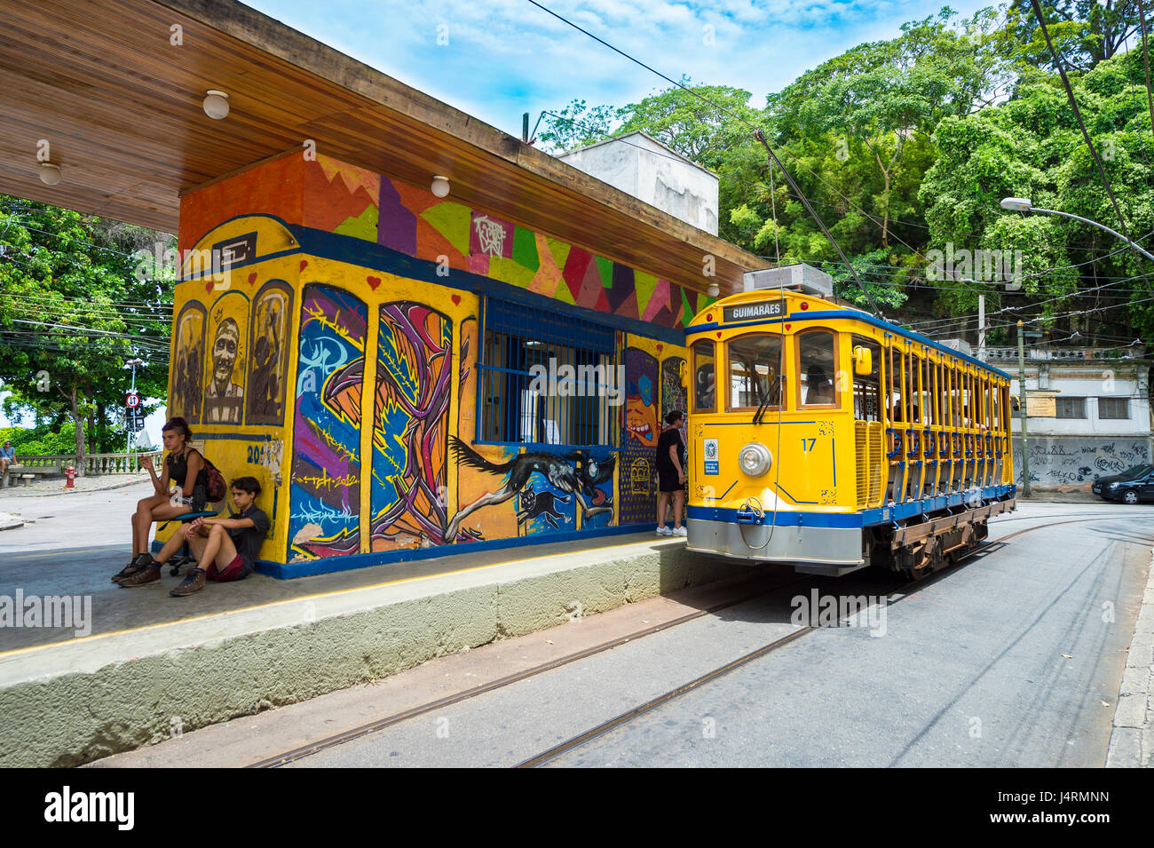 RIO DE JANEIRO - 31. Januar 2017: Passagiere von Bord eines traditionellen Bonde Straße Auto in das historische Santa Teresa Nachbarschaft. Stockfoto