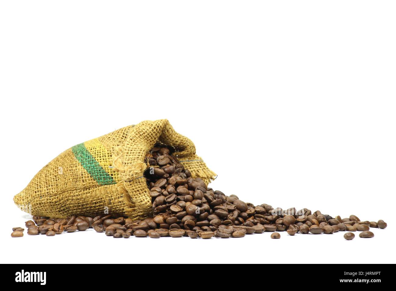 geröstete Kaffeebohnen aus Brasilien isoliert auf weißem Hintergrund Stockfoto