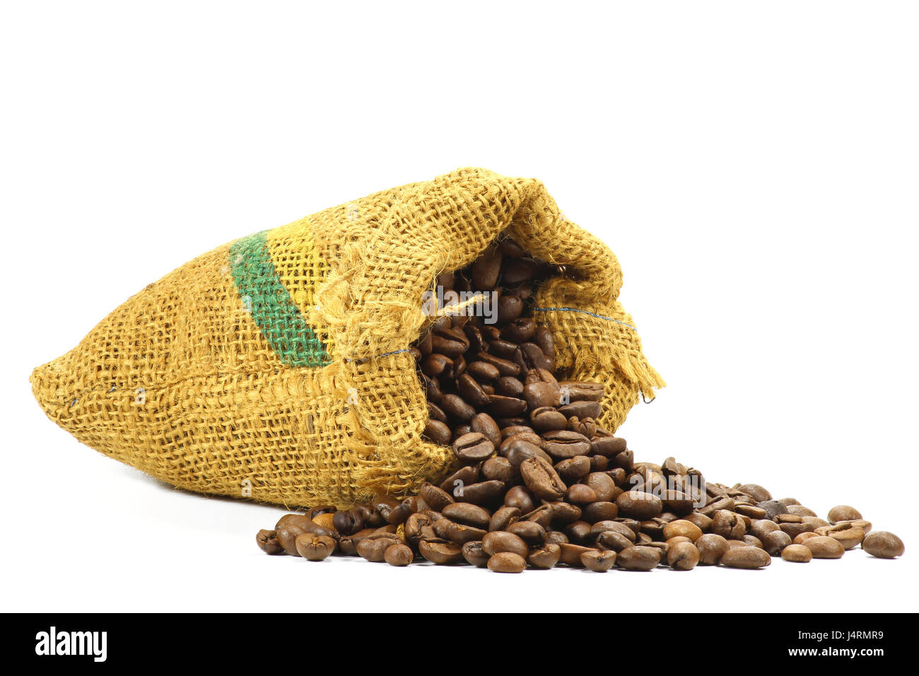 geröstete Kaffeebohnen aus Brasilien isoliert auf weißem Hintergrund Stockfoto