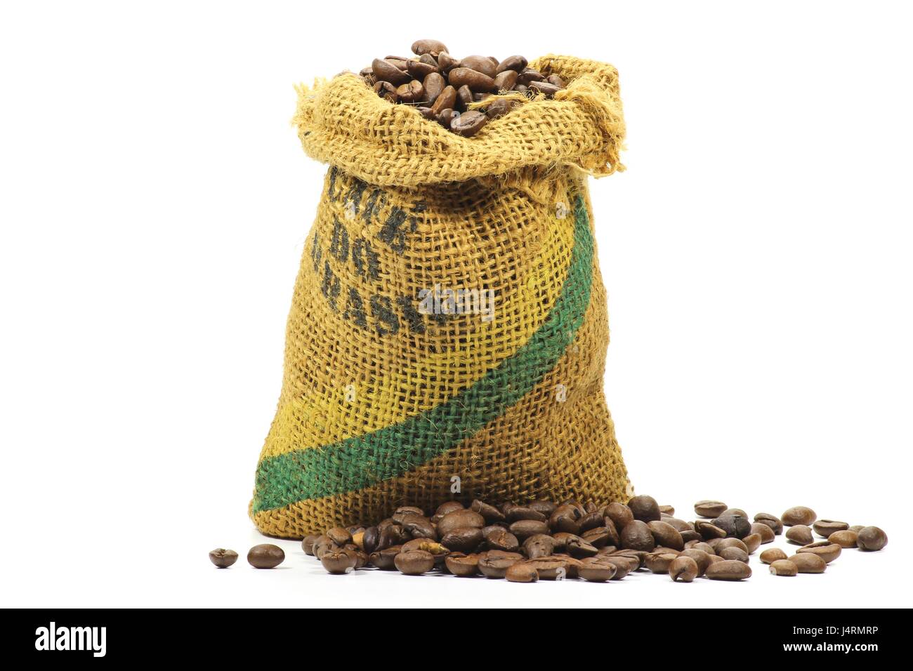 geröstete Kaffeebohnen aus Brasilien isoliert auf weißem Hintergrund Stockfoto
