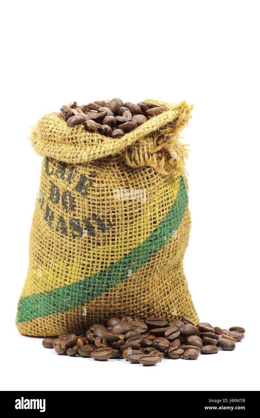 geröstete Kaffeebohnen aus Brasilien isoliert auf weißem Hintergrund Stockfoto