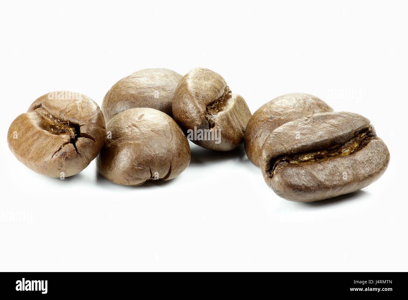 geröstete Kaffeebohnen isoliert auf weißem Hintergrund Stockfoto
