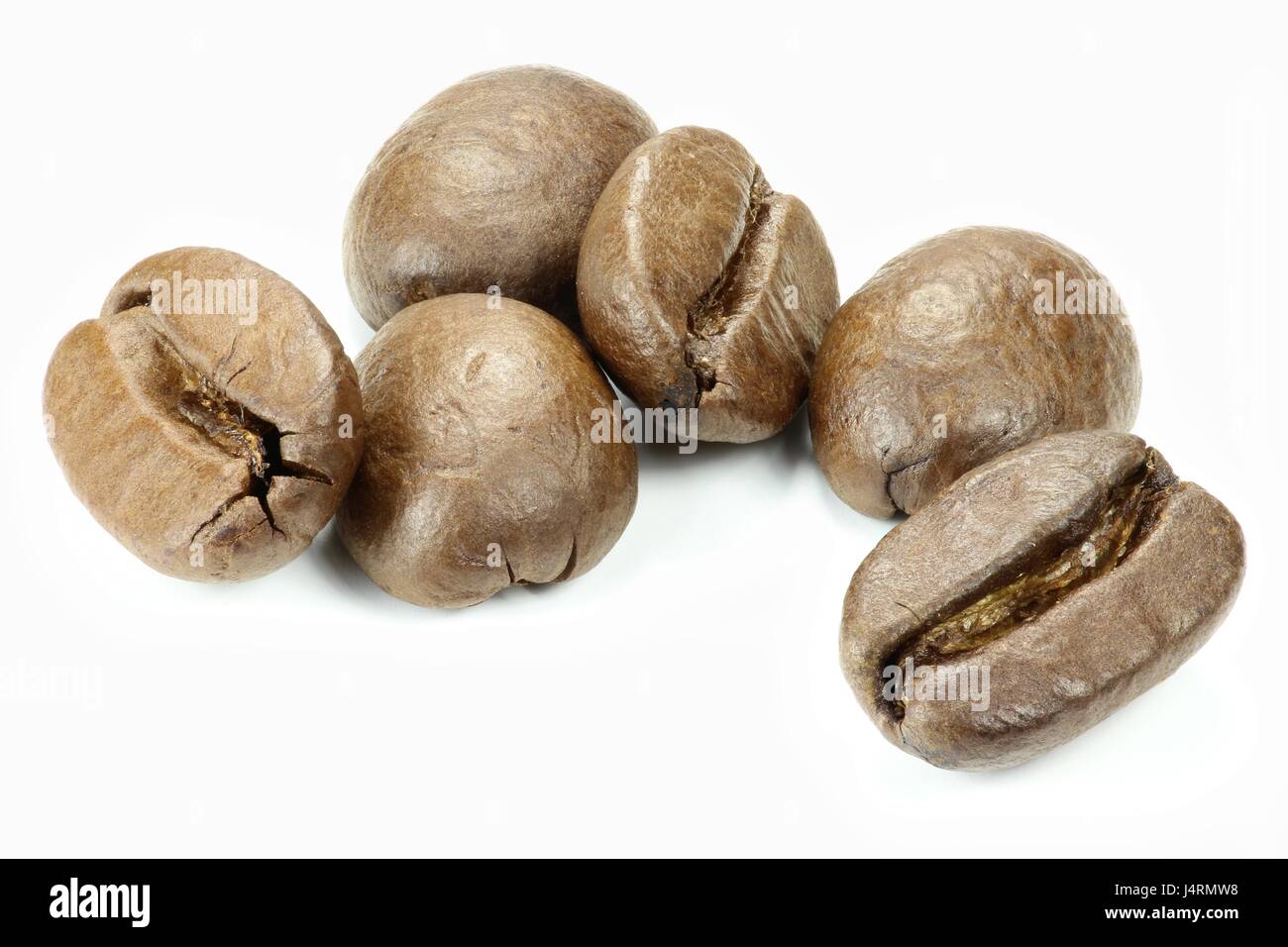 geröstete Kaffeebohnen isoliert auf weißem Hintergrund Stockfoto