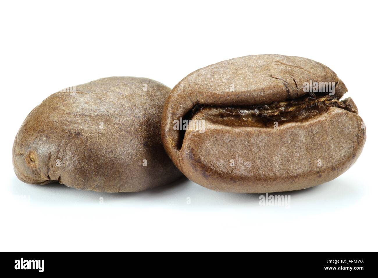 geröstete Kaffeebohnen isoliert auf weißem Hintergrund Stockfoto