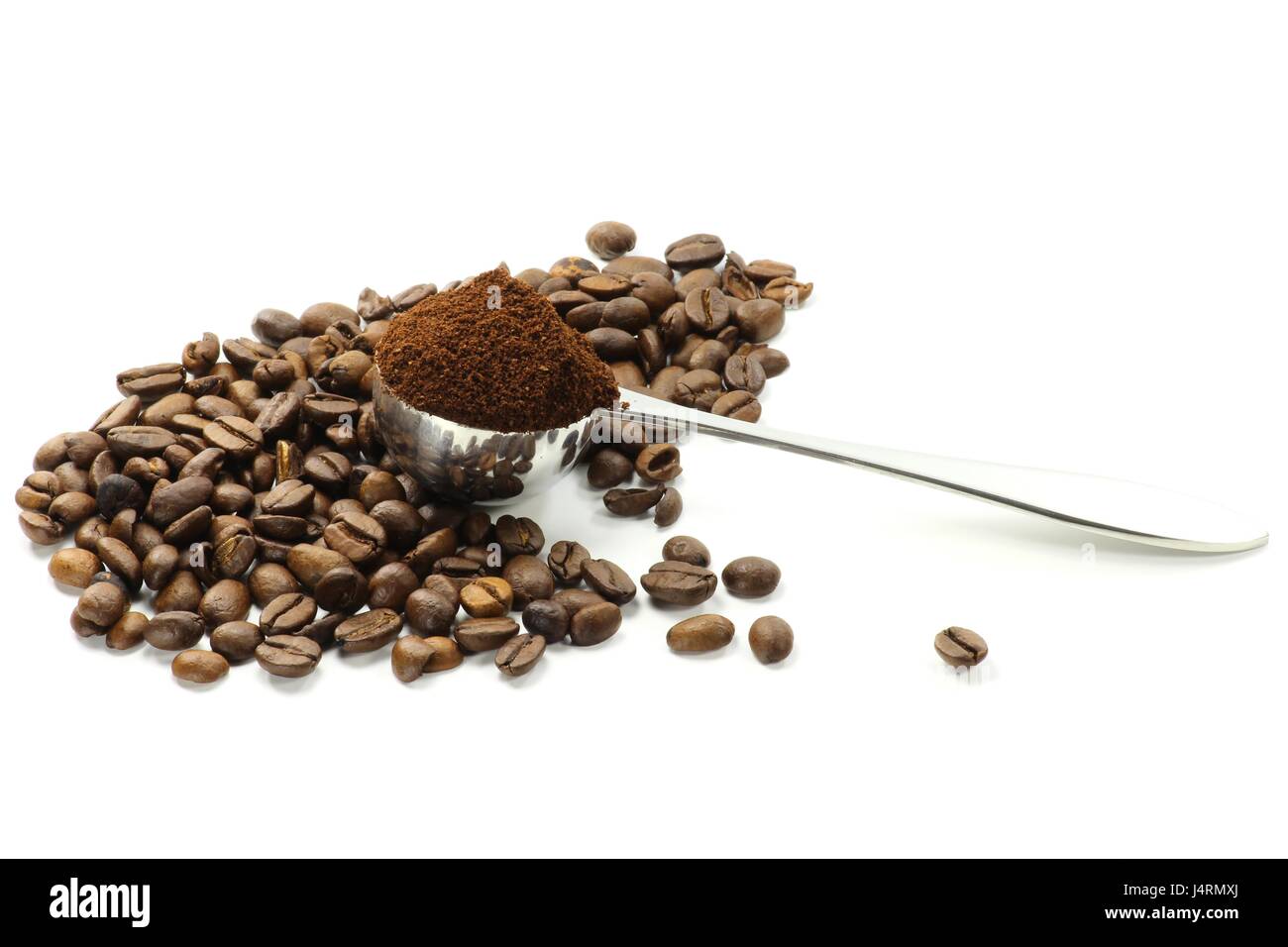 Kaffee-Schaufel mit ganzen Kaffeebohnen isoliert auf weißem Hintergrund Stockfoto