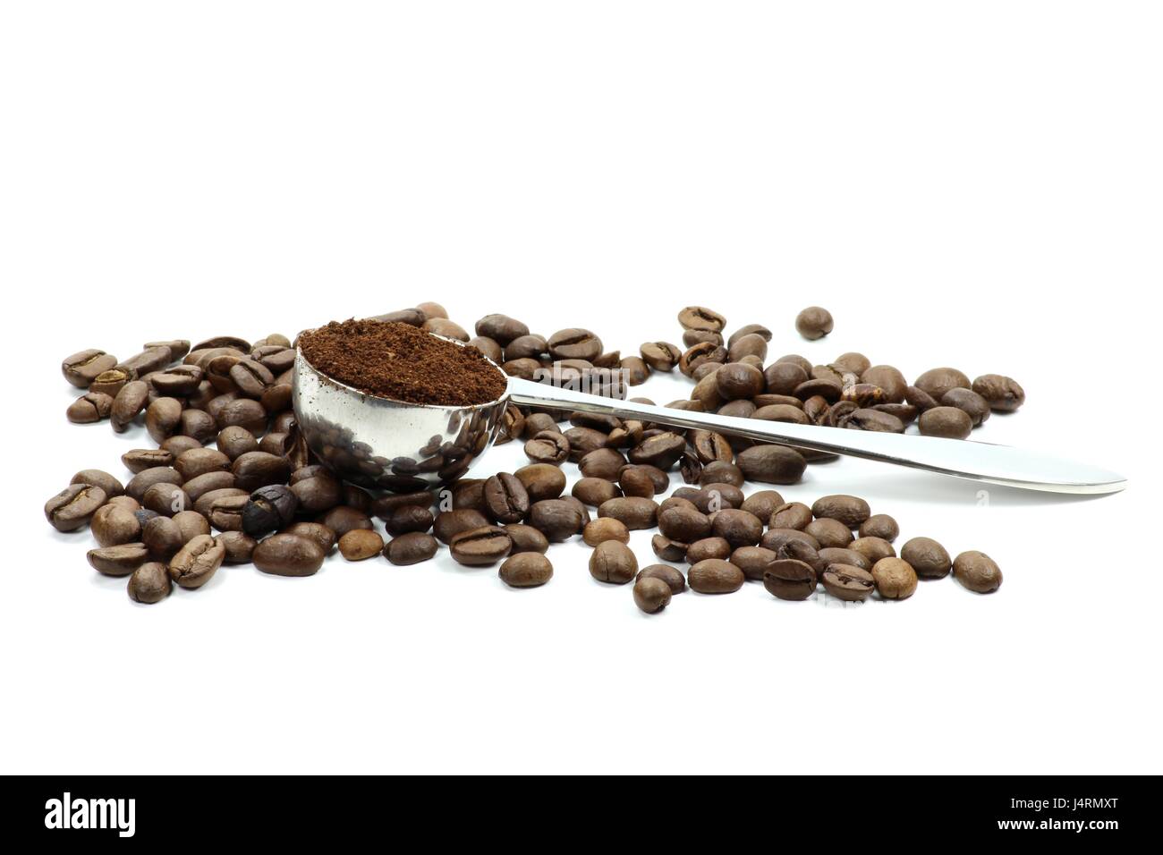 Kaffee-Schaufel mit ganzen Kaffeebohnen isoliert auf weißem Hintergrund Stockfoto