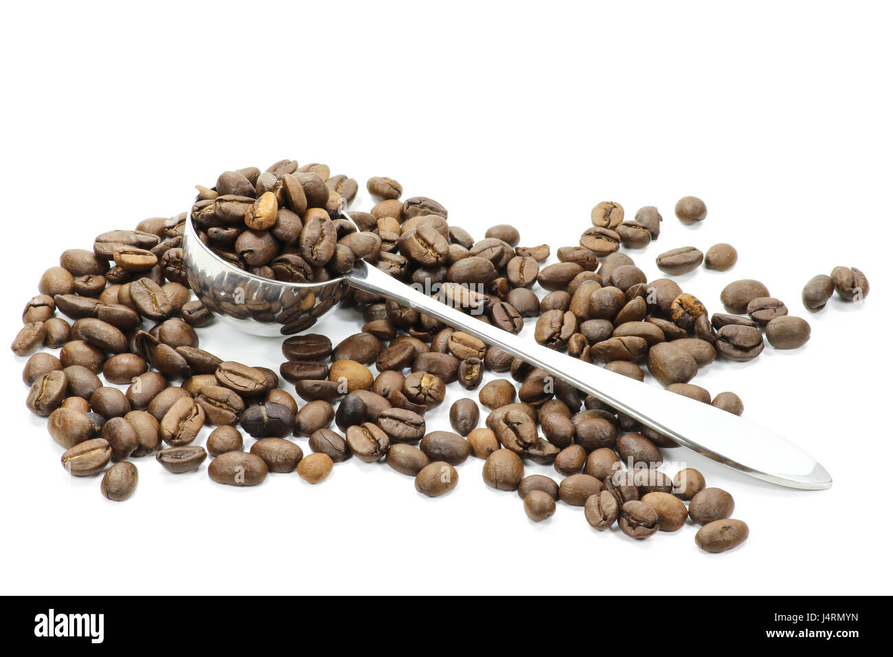 Kaffee-Schaufel mit ganzen Kaffeebohnen isoliert auf weißem Hintergrund Stockfoto
