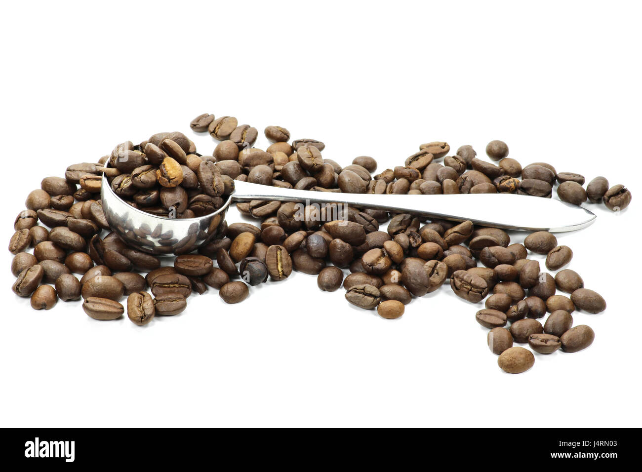 Kaffee-Schaufel mit ganzen Kaffeebohnen isoliert auf weißem Hintergrund Stockfoto