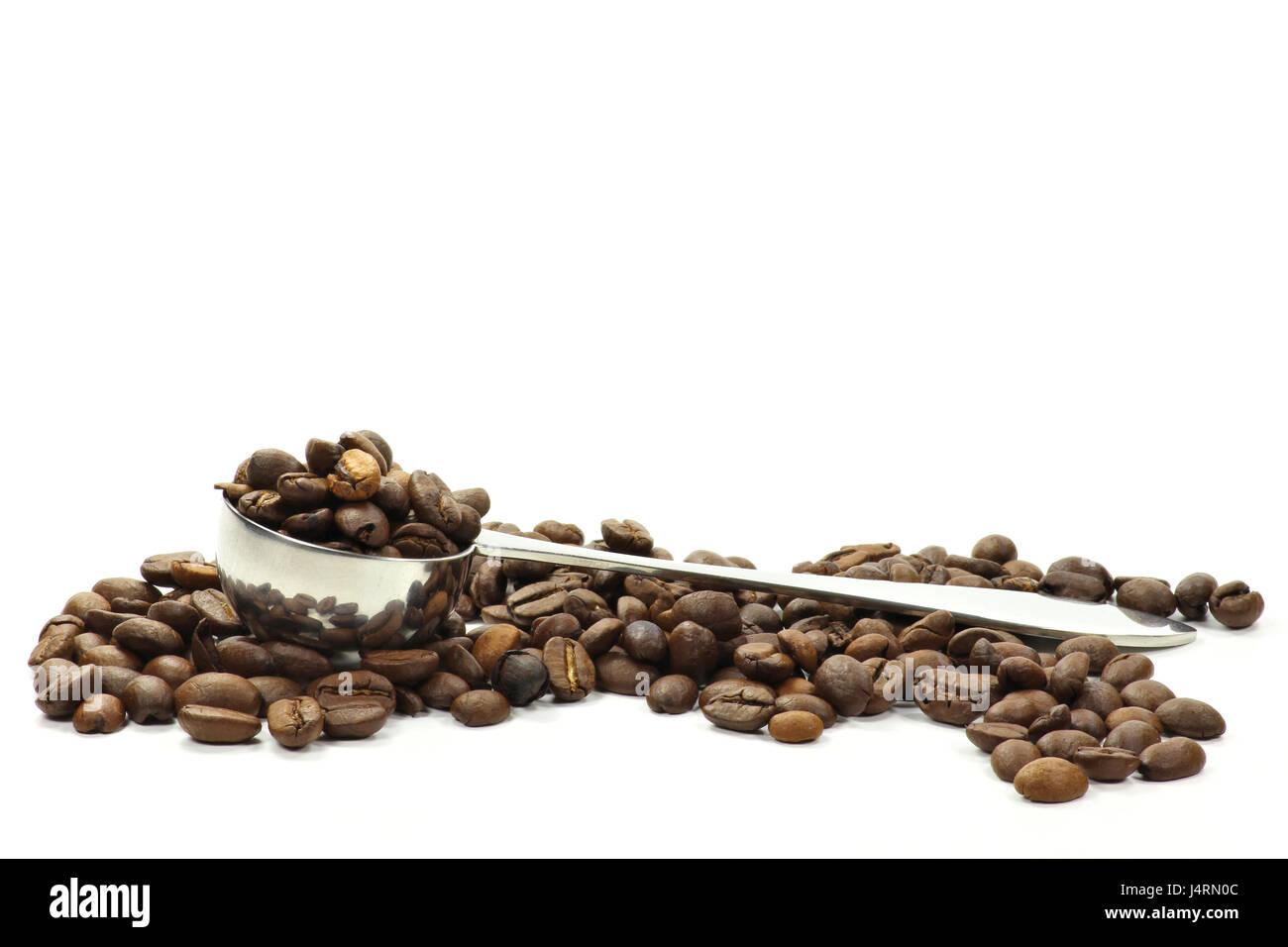 Kaffee-Schaufel mit ganzen Kaffeebohnen isoliert auf weißem Hintergrund Stockfoto