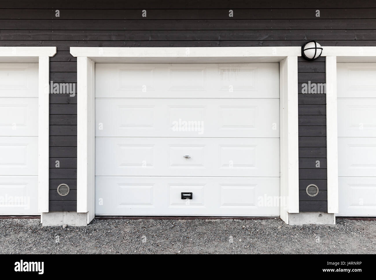 Weißen Garagenwand mit weißen geschlossenen Toren, Foto Hintergrundtextur Stockfoto