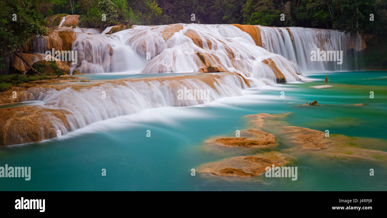 Lange Exposition von Agua Azul Wasserfall / cascade Range mit seinen berühmten türkisfarbenen Wasserfarben im Bundesstaat Chiapas in der Nähe von Palenque, Mexiko. Stockfoto