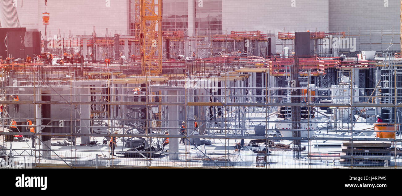 viele Bauarbeiter auf der Baustelle des Neubaus Stockfoto