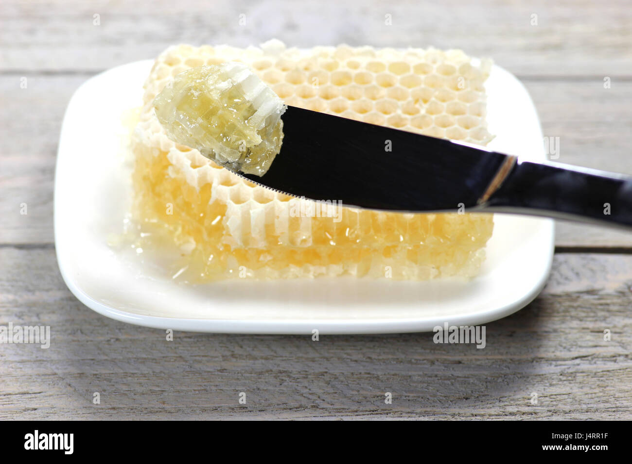 Frühstück mit Wabenhonig Stockfoto