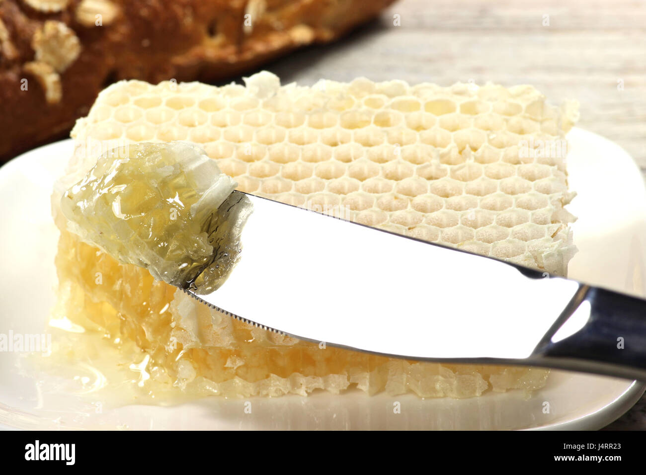 Frühstück mit Wabenhonig Stockfoto