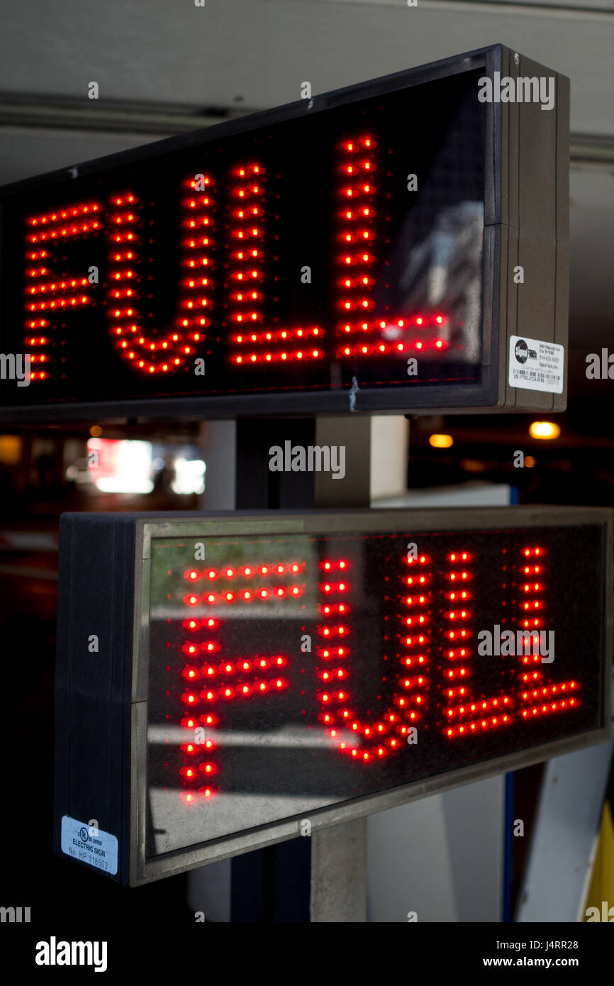 Ein beleuchtetes Schild an einer Garage mit dem Wort "Full" in rot leuchtet Stockfoto