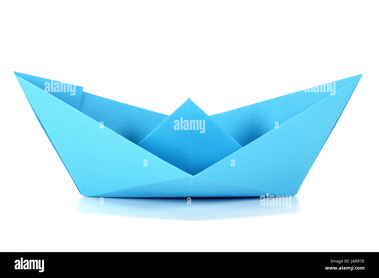blaues Papierboot isoliert auf weißem Hintergrund Stockfoto
