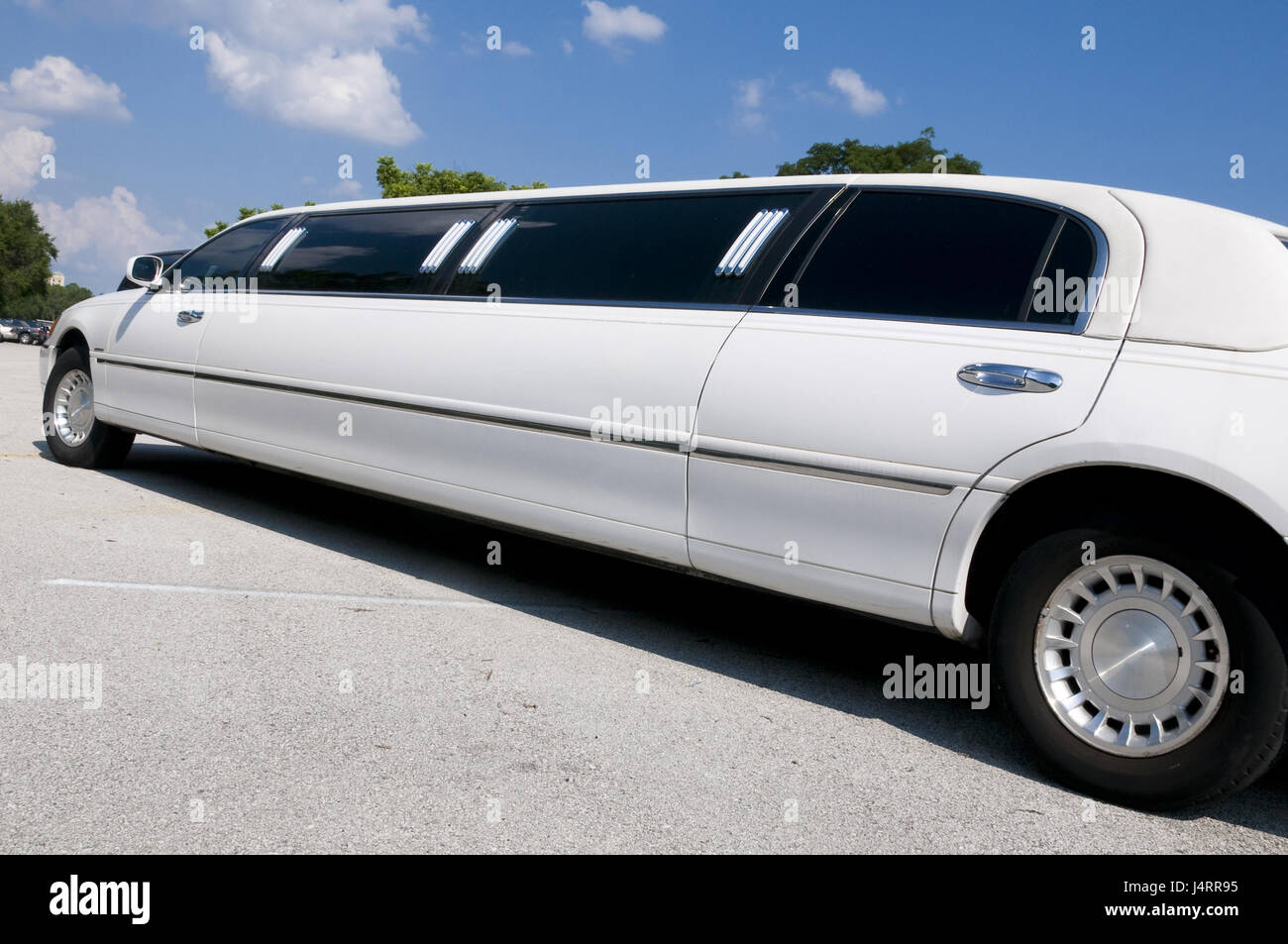 Weiße Stretch-Limousine wartet auf Gäste Stockfoto